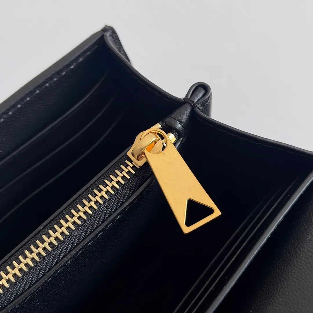 Batch 1160 BV Andiamo clutch wallet is super high-end🤎🤎How come the long clutch bag is so exquisite~ The braided style bag surface paired with all-copper hardware is really warm and high-end. The bag body is super light and can be grabbed easily! It can store a lot of small items and large mobile phones ~ very practical for daily use. Style number: 741504 Size: 19*11.5*3